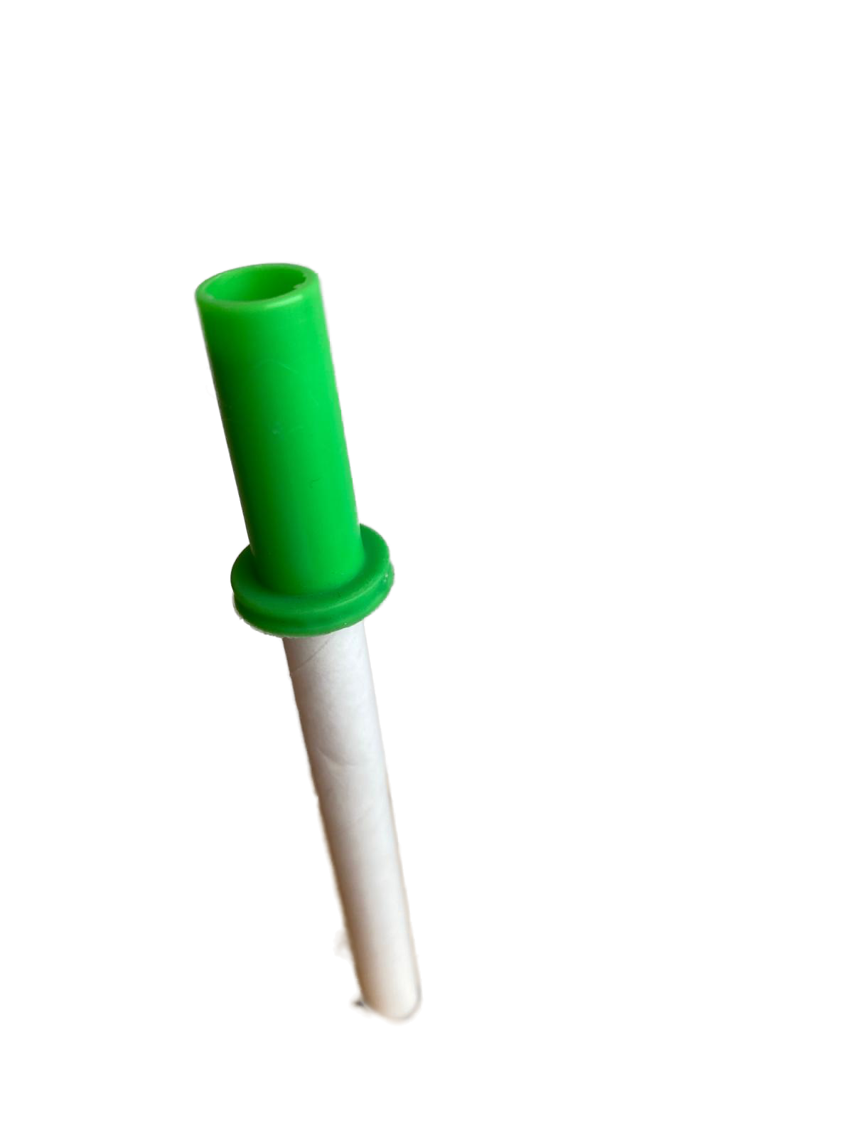 Een groen Strwky mondstuk zit op een wit papieren rietje, gefotografeerd vanuit een schuine bovenhoek tegen een witte achtergrond.