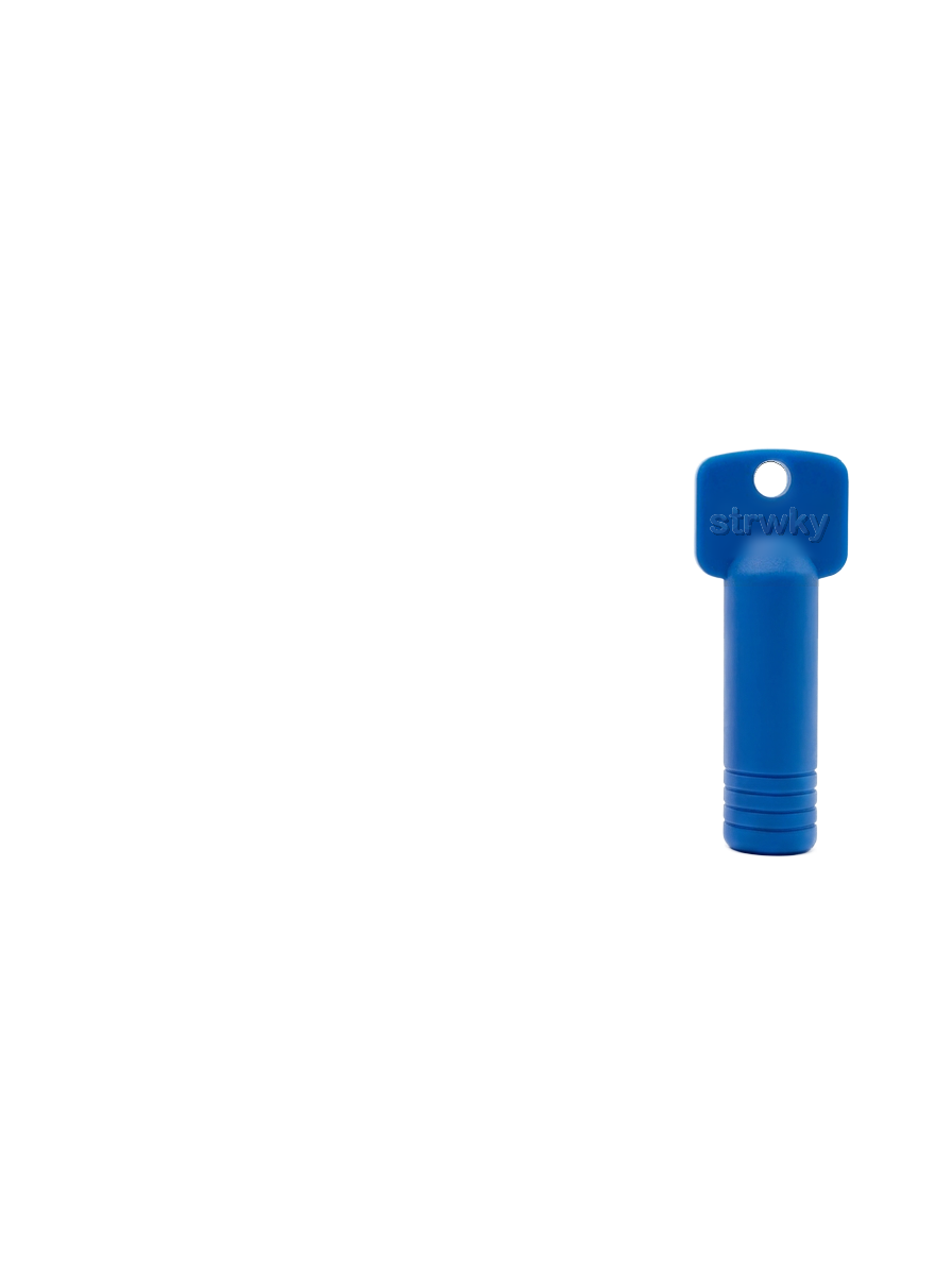 Een blauwe Strwky sleutelvormige houder volledig geassembleerd, met drie geneste mondstukken compact opgeborgen in één sleutelvormig systeem.